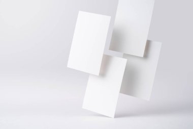 Beyaz iş kartları mockup için beyaz arka planda izole