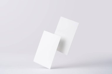Beyaz iş kartları mockup için beyaz arka planda izole