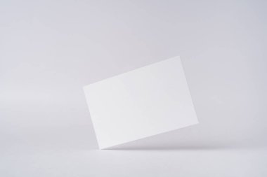 Beyaz iş kartı, mockup için beyaz arka planda yalıtılmış