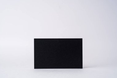 Mockup için beyaz arka planda izole siyah kartvizit