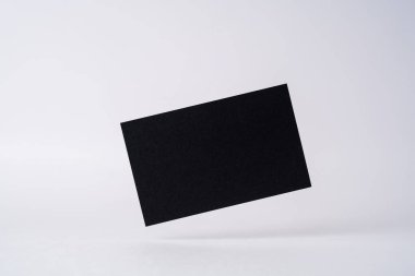Mockup için beyaz arka planda izole siyah kartvizit