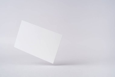 Beyaz iş kartı, mockup için beyaz arka planda yalıtılmış