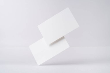 Beyaz iş kartları mockup için beyaz arka planda izole