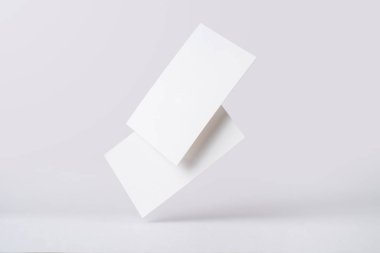 Beyaz iş kartları mockup için beyaz arka planda izole