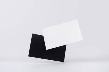 Mockup için beyaz arka planda izole beyaz ve siyah kartvizit