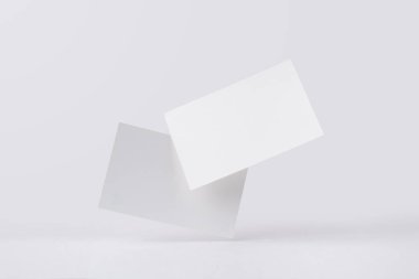 Beyaz iş kartları mockup için beyaz arka planda izole