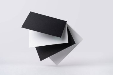 Mockup için beyaz arka planda izole beyaz ve siyah kartvizit