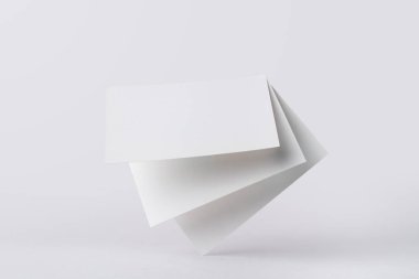 Beyaz iş kartları mockup için beyaz arka planda izole