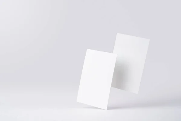 Witte Visitekaartjes Geïsoleerd Witte Achtergrond Voor Mockup — Stockfoto