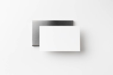 Maket için beyaz arka plan üzerinde izole kartvizitler için paslanmaz çelik kasa.