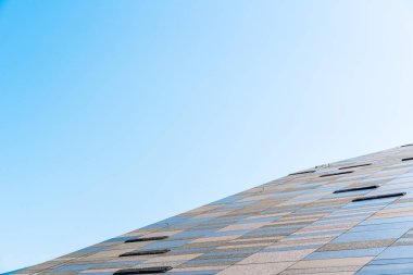 Taş karo seramik görünümü arıyorsunuz, mavi gökyüzüne karşı brickwall arka plan.