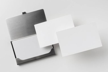 Maket için beyaz arka plan üzerinde izole kartvizitler için paslanmaz çelik kasa.