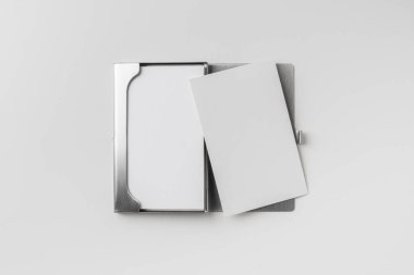 Maket için beyaz arka plan üzerinde izole kartvizitler için paslanmaz çelik kasa.