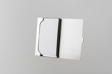 Maket için beyaz arka plan üzerinde izole kartvizitler için paslanmaz çelik kasa.