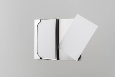 Maket için beyaz arka plan üzerinde izole kartvizitler için paslanmaz çelik kasa.