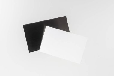 Maket için beyaz arka plan üzerinde izole kartvizitler için paslanmaz çelik kasa.