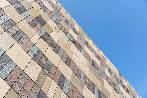 Tittar Uppsyn Stenplattor Keramiska Brick Wall Bakgrund Mot Blå Himmel — Stockfoto