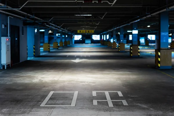 地下空の駐車場ガレージ — ストック写真