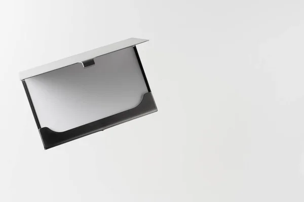 モックアップ用の白い背景に隔離された名刺用ステンレススチールケース — ストック写真