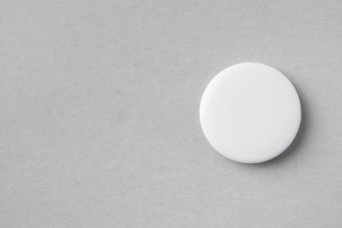 Mockup için gri dokulu arka planda tek beyaz rozet