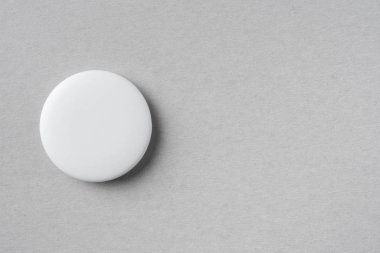 Mockup için gri dokulu arka planda tek beyaz rozet