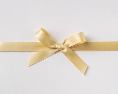 Mockup için beyaz arka plan üzerinde izole sarı yay üst görünümü