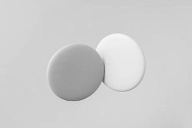 Model için beyaz arkaplanda yüzen beyaz rozetler