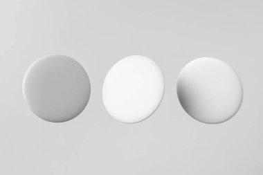 Model için beyaz arkaplanda yüzen beyaz rozetler