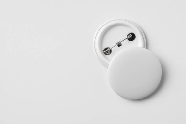 Tasarım konsepti - ön ve arka beyaz rozetlerin üst görünümü modelleme için beyaz arkaplanda izole edildi