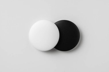 Tasarım kavramı - beyaz arkaplanda izole edilmiş siyah beyaz rozetlerin üst görünümü