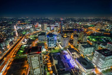 Gayrimenkul ve şirket inşaatı için Asya iş konsepti - panoramik modern şehir gökyüzü geceleyin Yokohama, Japonya 'da.