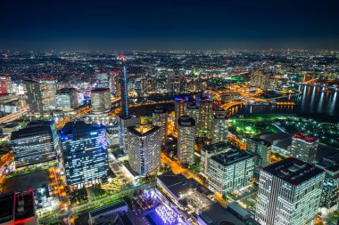 Gayrimenkul ve şirket inşaatı için Asya iş konsepti - panoramik modern şehir gökyüzü geceleyin Yokohama, Japonya 'da.