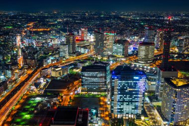Gayrimenkul ve şirket inşaatı için Asya iş konsepti - panoramik modern şehir gökyüzü geceleyin Yokohama, Japonya 'da.