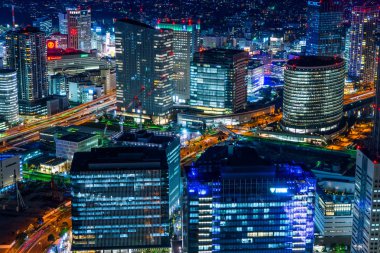 Gayrimenkul ve şirket inşaatı için Asya iş konsepti - panoramik modern şehir gökyüzü geceleyin Yokohama, Japonya 'da.