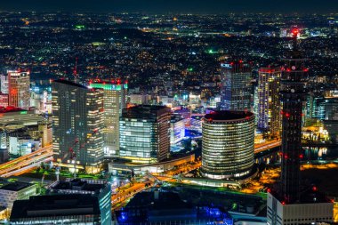 Gayrimenkul ve şirket inşaatı için Asya iş konsepti - panoramik modern şehir gökyüzü geceleyin Yokohama, Japonya 'da.