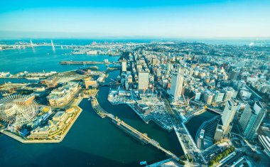 Japonya 'nın Yokohama kentindeki panoramik modern şehir gökyüzü manzarası..