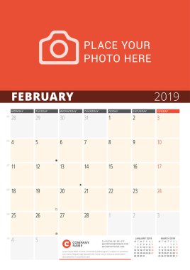 Duvar takvimi planlayıcısı 2019 yıl için. Vektör tasarım fotoğraf ve notlar için yazdırma şablonu. Ayın evreleri. Hafta Pazartesi günü başlar. Sayfa 3 ay. Şubat 2019