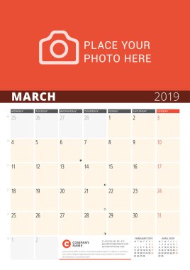 Duvar takvimi planlayıcısı 2019 yıl için. Vektör tasarım fotoğraf ve notlar için yazdırma şablonu. Ayın evreleri. Hafta Pazartesi günü başlar. Sayfa 3 ay. Mart 2019