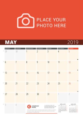 Duvar takvimi planlayıcısı 2019 yıl için. Vektör tasarım fotoğraf ve notlar için yazdırma şablonu. Ayın evreleri. Hafta Pazartesi günü başlar. Sayfa 3 ay. Mayıs 2019