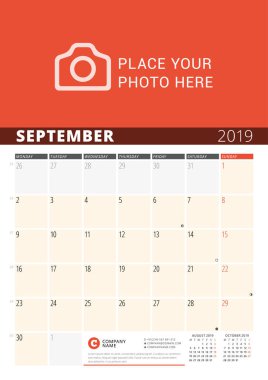 Duvar takvimi planlayıcısı 2019 yıl için. Vektör tasarım fotoğraf ve notlar için yazdırma şablonu. Ayın evreleri. Hafta Pazartesi günü başlar. Sayfa 3 ay. Eylül 2019