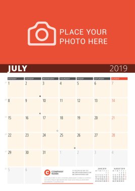 Duvar takvimi planlayıcısı 2019 yıl için. Vektör tasarım fotoğraf ve notlar için yazdırma şablonu. Ayın evreleri. Hafta Pazartesi günü başlar. Sayfa 3 ay. Temmuz 2019