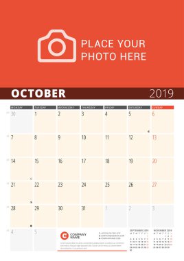 Duvar takvimi planlayıcısı 2019 yıl için. Vektör tasarım fotoğraf ve notlar için yazdırma şablonu. Ayın evreleri. Hafta Pazartesi günü başlar. Sayfa 3 ay. Ekim 2019