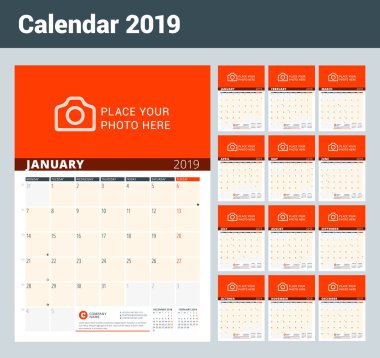 Duvar takvimi planlayıcısı 2019 yıl için. Vektör tasarım fotoğraf ve notlar için yazdırma şablonu. Ayın evreleri. Hafta Pazartesi günü başlar. 12 ay kümesi