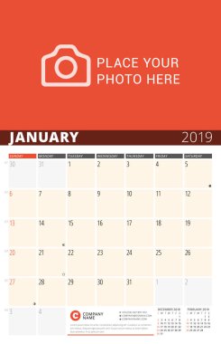 Duvar takvimi planlayıcısı 2019 yıl için. Vektör tasarım fotoğraf ve notlar için yazdırma şablonu. Ayın evreleri. Hafta Pazar günü başlar. Sayfa 3 ay. Ocak 2019