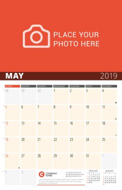 Duvar takvimi planlayıcısı 2019 yıl için. Vektör tasarım fotoğraf ve notlar için yazdırma şablonu. Ayın evreleri. Hafta Pazar günü başlar. Sayfa 3 ay. Mayıs 2019