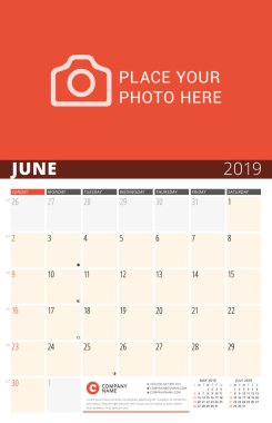Duvar takvimi planlayıcısı 2019 yıl için. Vektör tasarım fotoğraf ve notlar için yazdırma şablonu. Ayın evreleri. Hafta Pazar günü başlar. Sayfa 3 ay. Haziran 2019