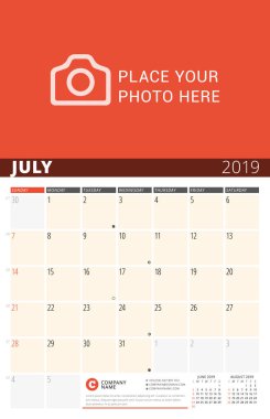 Duvar takvimi planlayıcısı 2019 yıl için. Vektör tasarım fotoğraf ve notlar için yazdırma şablonu. Ayın evreleri. Hafta Pazar günü başlar. Sayfa 3 ay. Temmuz 2019