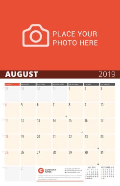 Duvar takvimi planlayıcısı 2019 yıl için. Vektör tasarım fotoğraf ve notlar için yazdırma şablonu. Ayın evreleri. Hafta Pazar günü başlar. Sayfa 3 ay. Ağustos 2019