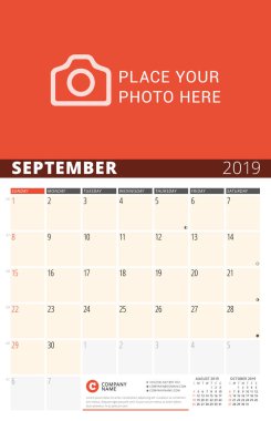 Duvar takvimi planlayıcısı 2019 yıl için. Vektör tasarım fotoğraf ve notlar için yazdırma şablonu. Ayın evreleri. Hafta Pazar günü başlar. Sayfa 3 ay. Eylül 2019