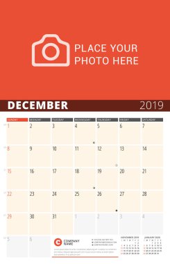 Duvar takvimi planlayıcısı 2019 yıl için. Vektör tasarım fotoğraf ve notlar için yazdırma şablonu. Ayın evreleri. Hafta Pazar günü başlar. Sayfa 3 ay. Aralık 2019